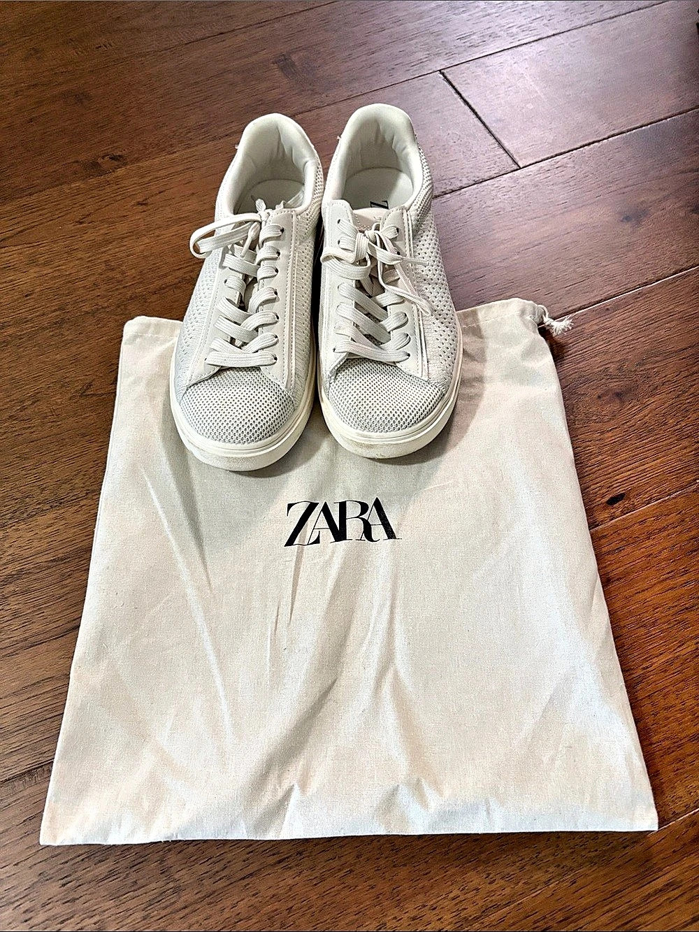 Zara Me’s White Sneakers Like New